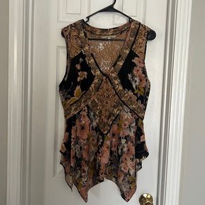 Women’s floral blouse size medium!